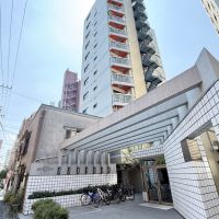 目黒区青葉台の売買物件/外観山手通りとは反対側にエントランスがあります