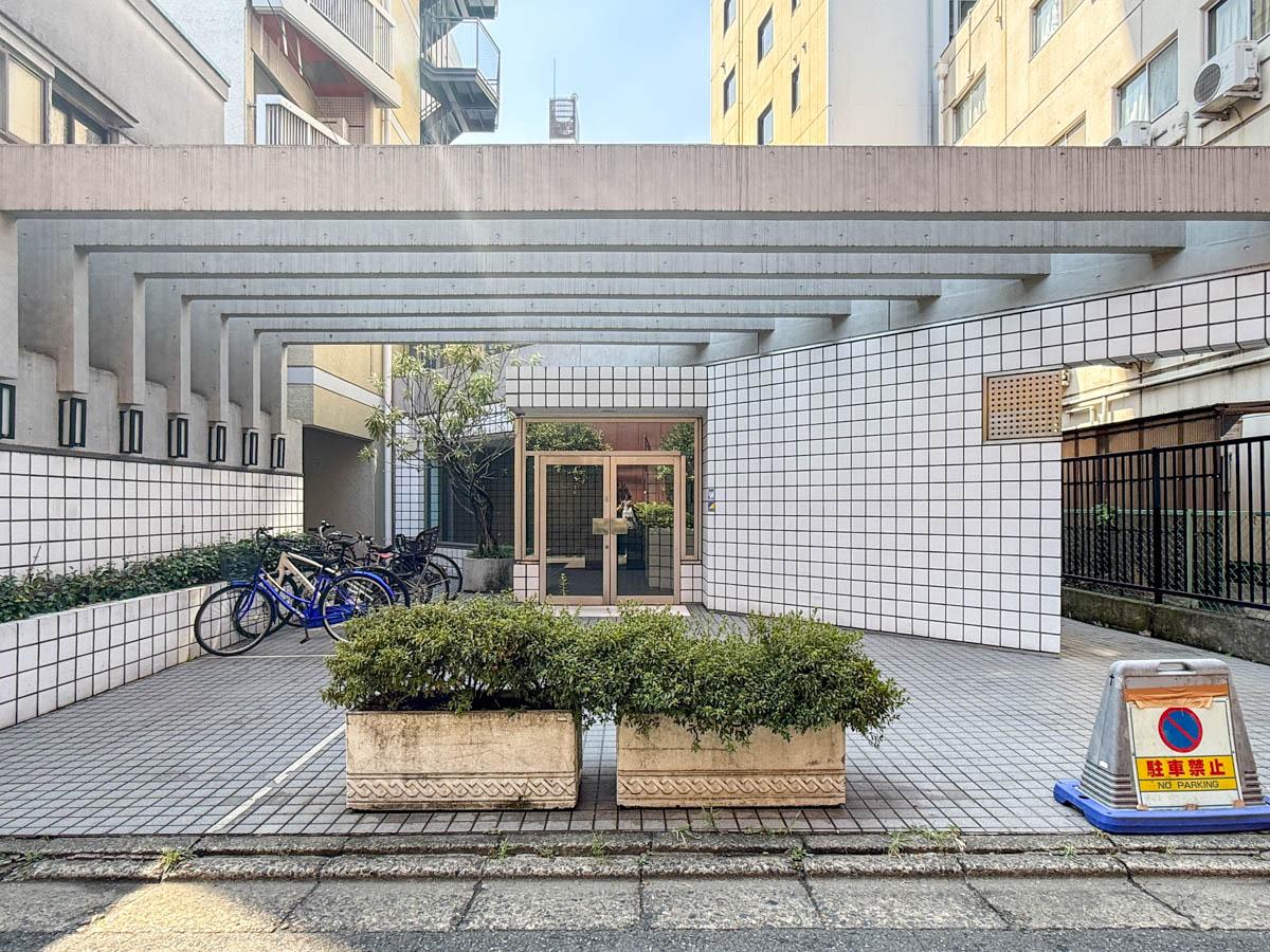 目黒区青葉台の売買物件/開放感のあるエントランスデザインがかっこいい
