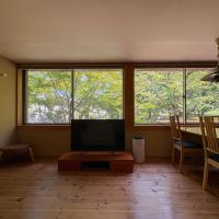 多摩市永山の売買物件/ソファからの視点　ずっとここに居たいと思ってしまう　北東向きで南側に建物がないため、太陽の動きに大きく左右されず一定の光が一日中入り込む