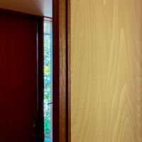 多摩市永山の売買物件/玄関とLDKを仕切る引き戸　既製品ではなく、この家のためだけに作られたもの　異なる素材の木が組み合わされている