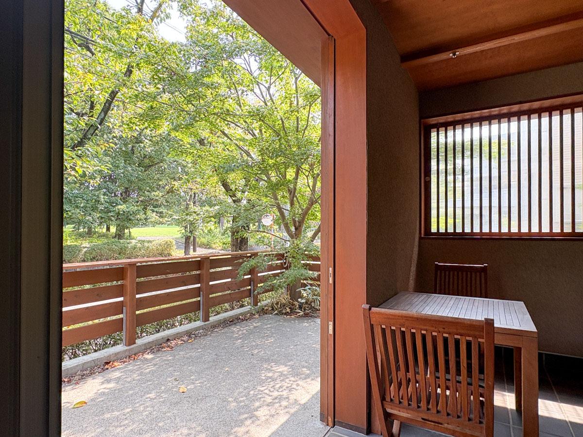 多摩市永山の売買物件/テラスと繋がる土間　半分外で半分中のような、古民家の土間部分のような