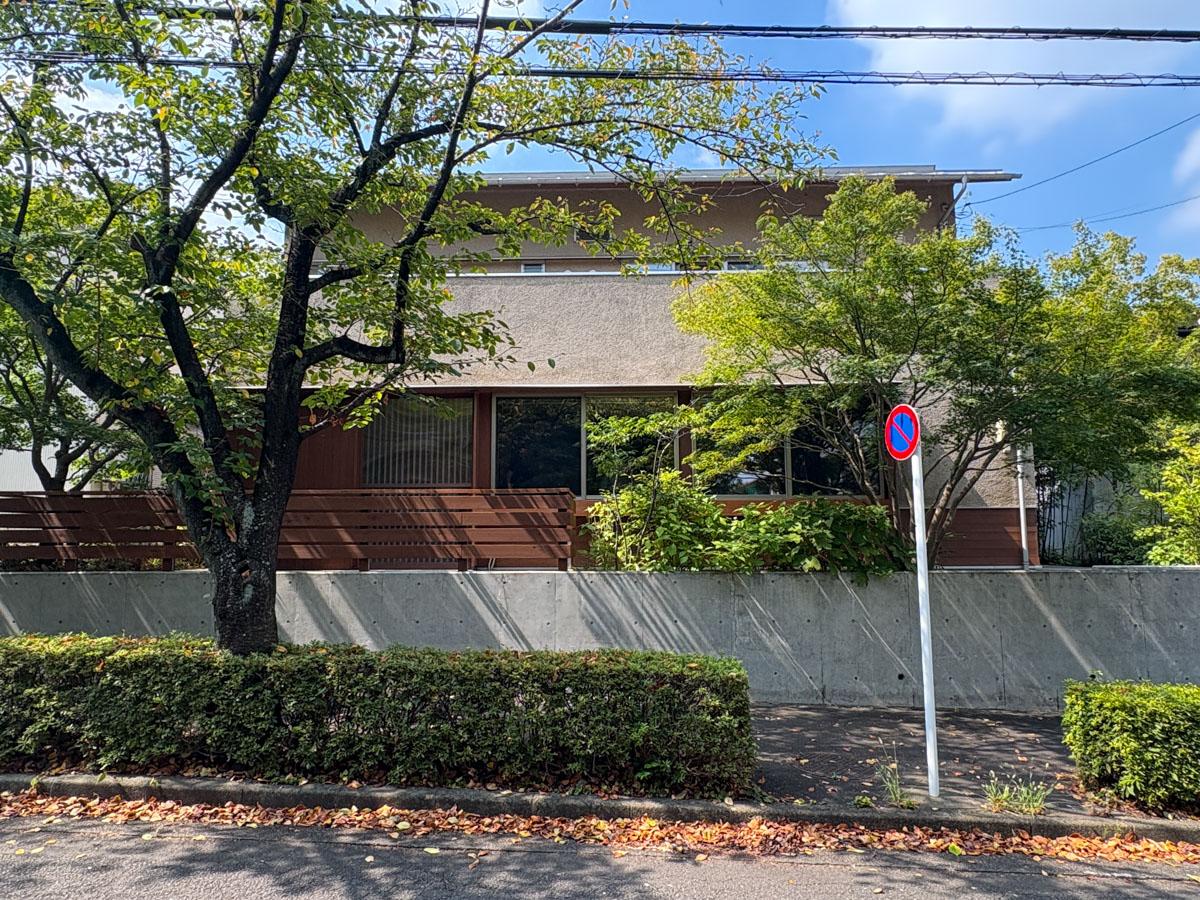多摩市永山の売買物件/外観　道路からは数段上がった敷地