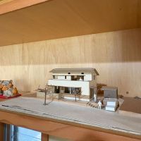 多摩市永山の売買物件/設計時に作成されたこの家の模型が本棚に飾ってありました
