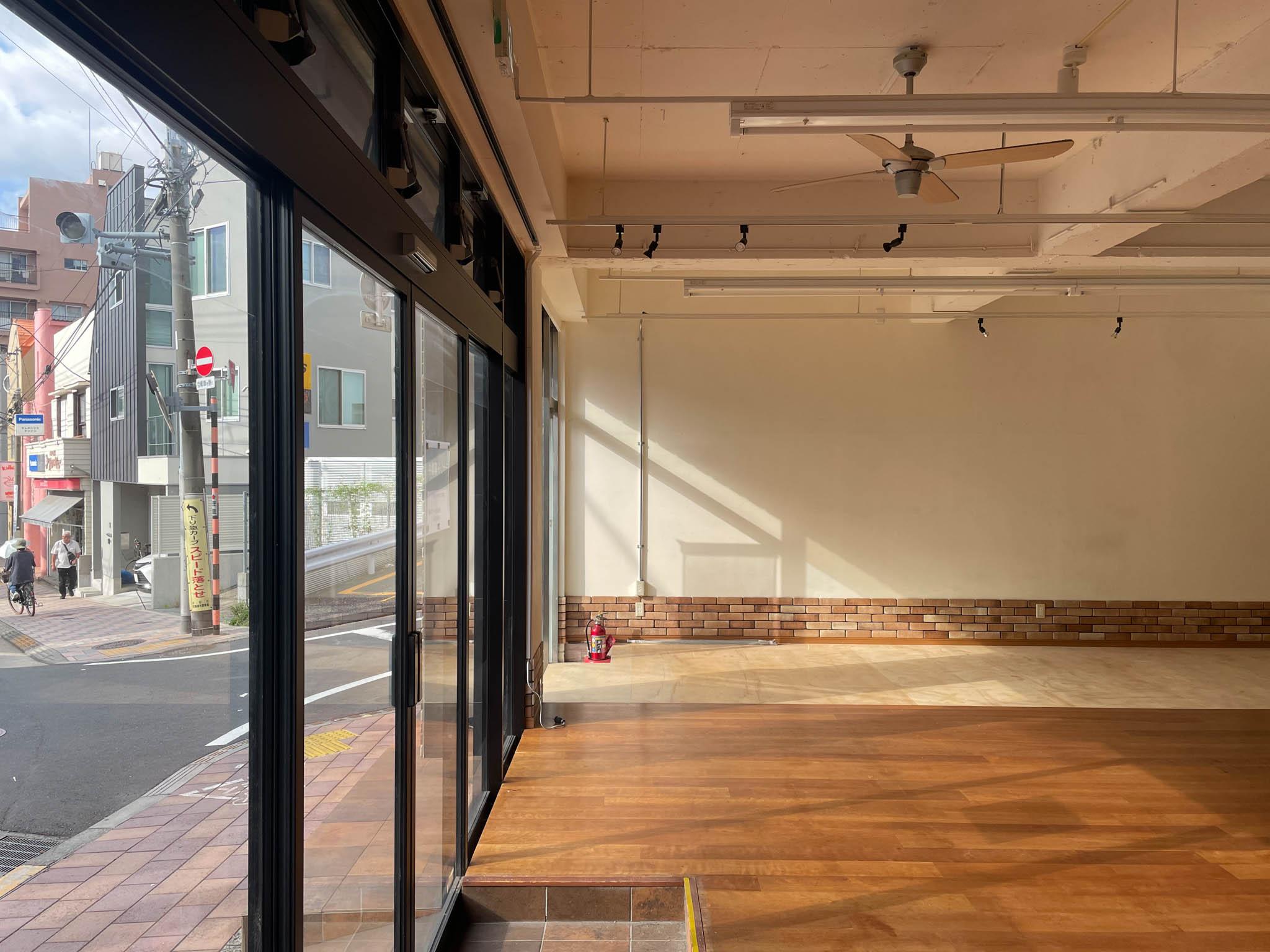 大田区田園調布の賃貸物件/手動ドアと自動ドア（センサー故障）とで入り口は2つ。土間があって、1段上がっています