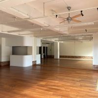 大田区田園調布の賃貸物件/南側の壁には一面に鏡が貼ってあります