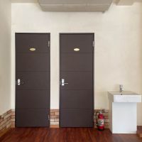 大田区田園調布の賃貸物件/トイレは2つ。すぐ横に手洗い器もあります