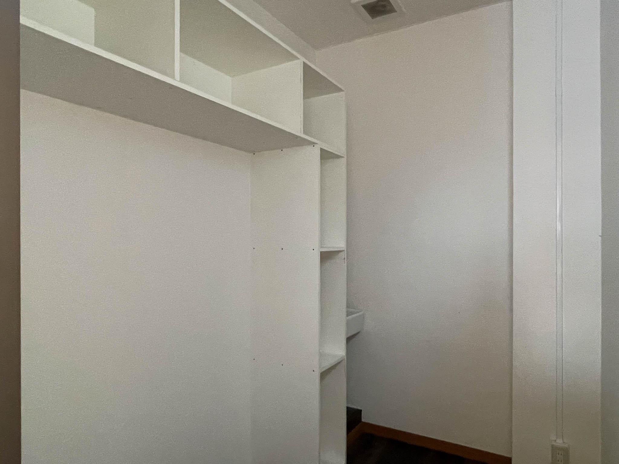 大田区田園調布の賃貸物件/納戸3：棚と、奥に小さな手洗い器があります