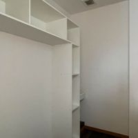 大田区田園調布の賃貸物件/納戸3：棚と、奥に小さな手洗い器があります