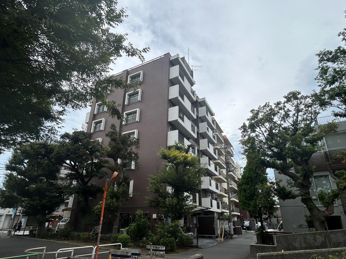 世田谷区池尻の賃貸物件/マンション外観。公園側から撮ってますが、裏手は三宿通りです。