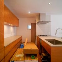 三鷹市井の頭の売買物件/背面に食器や調理家電の収納、奥に冷蔵庫置き場があります。また、コンロの脇にパントリースペースも設けています