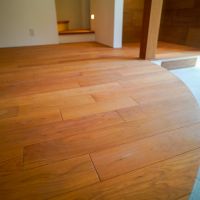 三鷹市井の頭の売買物件/ダイニングなどはチェリーの無垢フローリング。この段差のところに空調の吹き出し口があります
