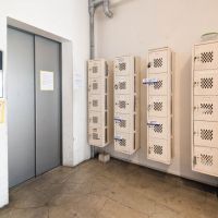 中央区東日本橋の賃貸物件/1階のエレベーター前にある、クラシックな風貌のポスト