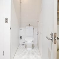中央区東日本橋の賃貸物件/トイレ。照明がかわいい