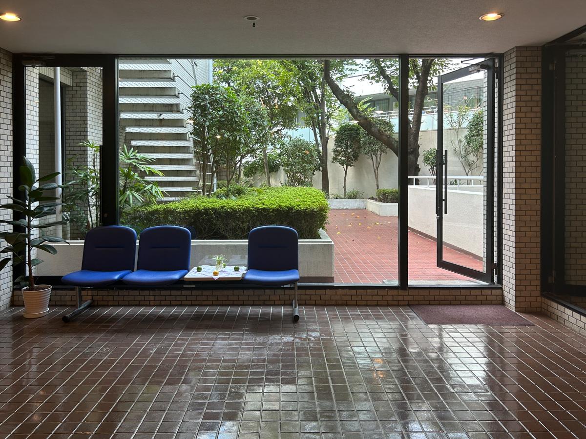 品川区東五反田の賃貸物件/共用部ロビー。中庭に繋がっています。