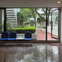品川区東五反田の賃貸物件/共用部ロビー。中庭に繋がっています。