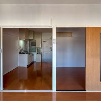 港区南青山の賃貸物件/左にダイニングキッチン、右に個室