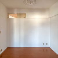港区南青山の賃貸物件/約4.5帖の個室。上部に玄関側とつながる小さな開口部つき