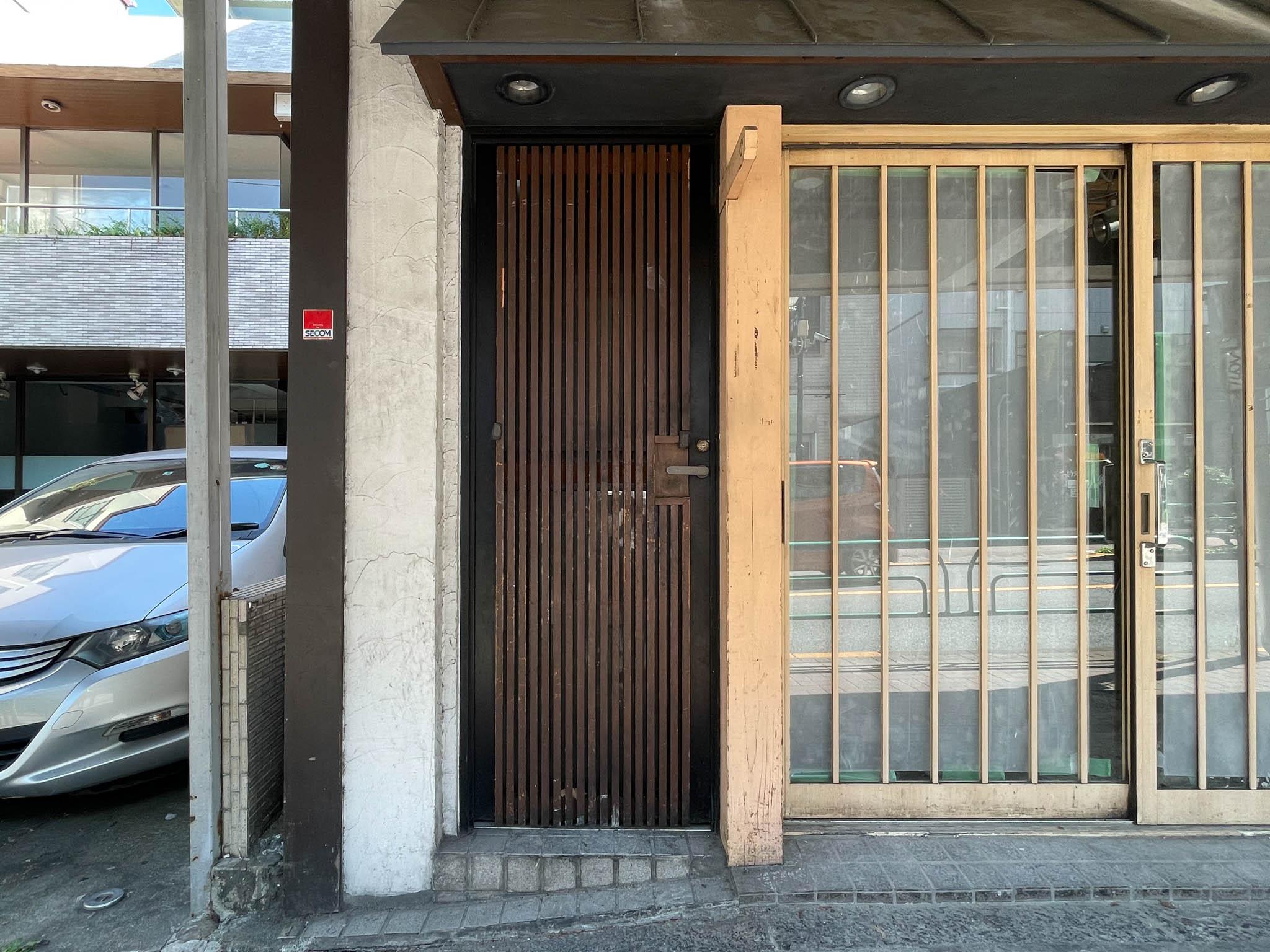 杉並区西荻北の賃貸物件/現状、2階へ行くには一度外に出ます