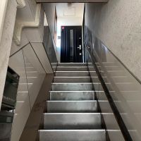 杉並区西荻北の賃貸物件/階段で上がります。正面の黒い扉は3階への扉です