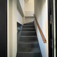 杉並区西荻北の賃貸物件/玄関ドアを開けて3階へ上がります