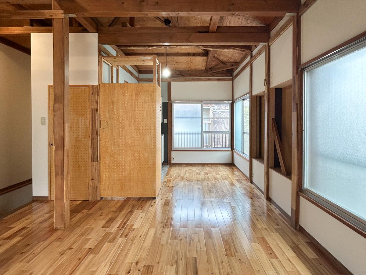杉並区松庵の賃貸物件/新しい木材とリフォーム前の木材がうまく調和しています。