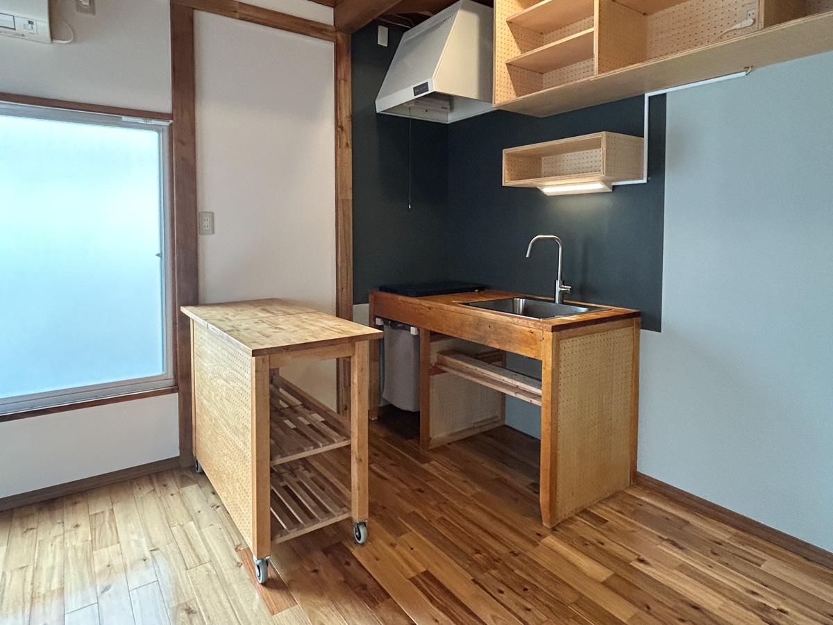 杉並区松庵の賃貸物件/キッチン周りは収納も十分。キッチン前にある収納は可動式です。