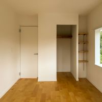 練馬区東大泉の賃貸物件/2階：6帖ほどの洋室。角部屋のため、2方向に開いています