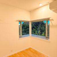 練馬区東大泉の賃貸物件/2階：3.4帖ほどの小さい洋室。書斎や勉強部屋にちょうどよさそうなサイズ感
