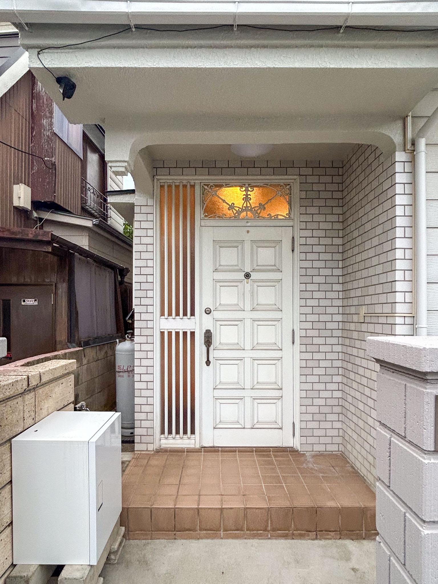 練馬区東大泉の賃貸物件/玄関ポーチの横に宅配ボックスがあります