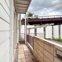 練馬区東大泉の賃貸物件/玄関から雨をよけながら駐車場まで行けるつくり
