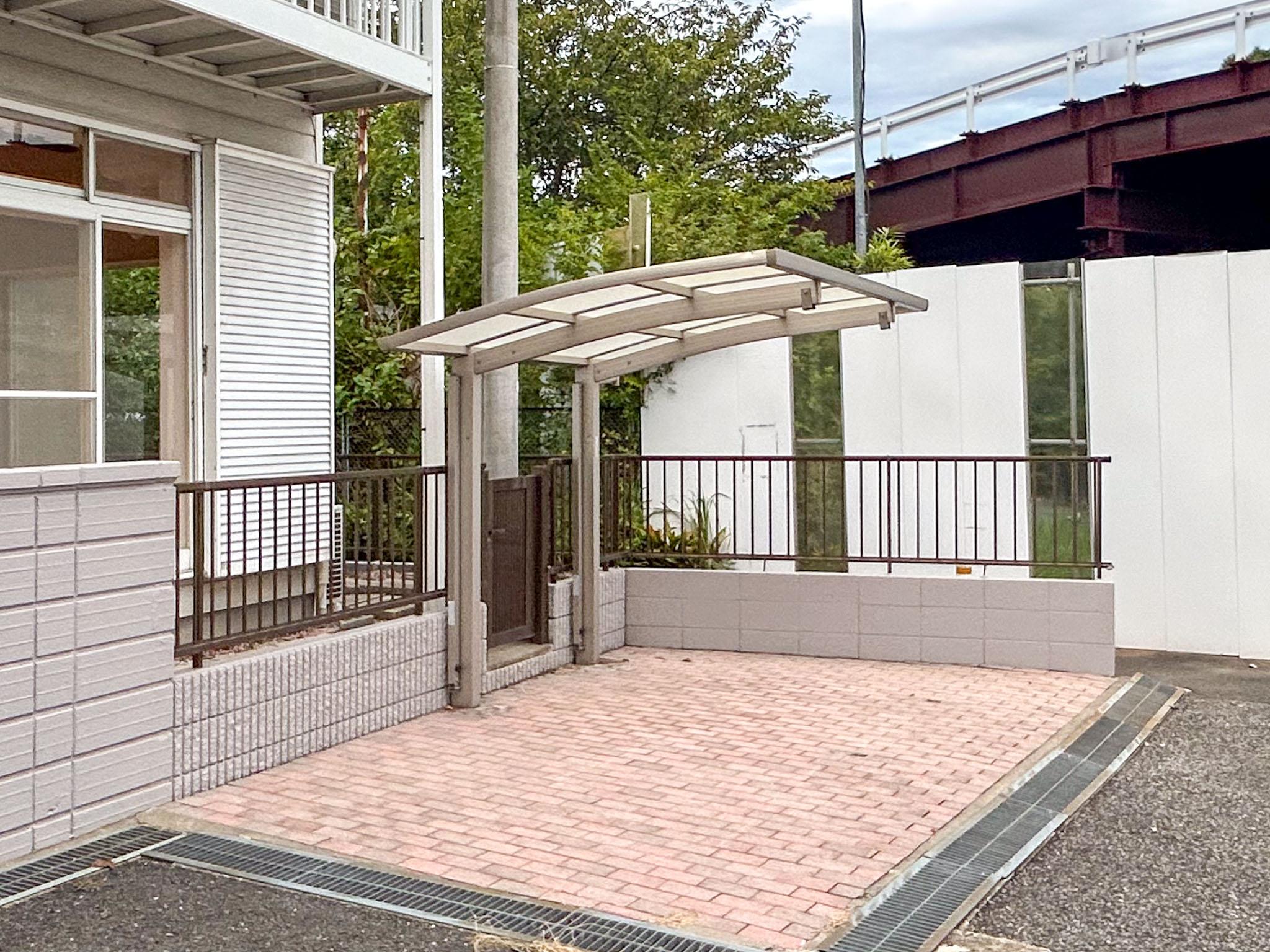 練馬区東大泉の賃貸物件/ゆったりめの駐車場。バイクや自転車も置けます