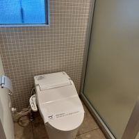 港区南青山の賃貸物件/トイレ。横のシャワールームは今後収納スペースに。