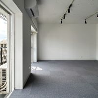 港区南青山の賃貸物件/別角度から。窓は南西向きで、程よく光が差し込んできます。