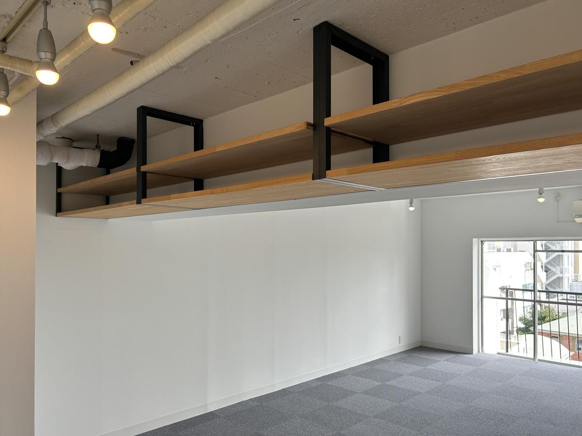 港区南青山の賃貸物件/天井の裏側に小ぶりな収納がついています