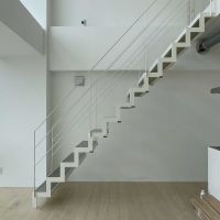 国分寺市南町の賃貸物件/階段はスリムな設計。勢い良く上がると少し揺れます
