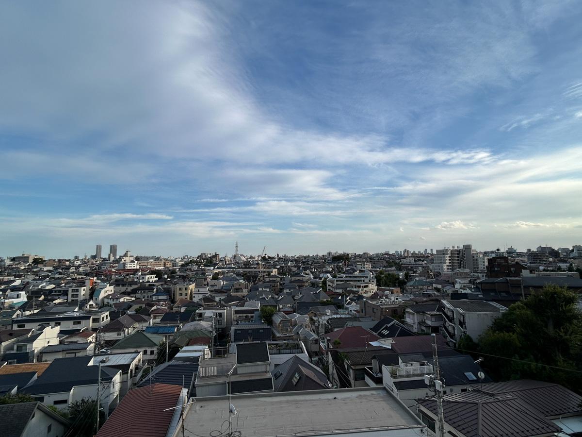 目黒区上目黒の賃貸物件/眺め。場所によっては遠くに山並みも見えてきます。