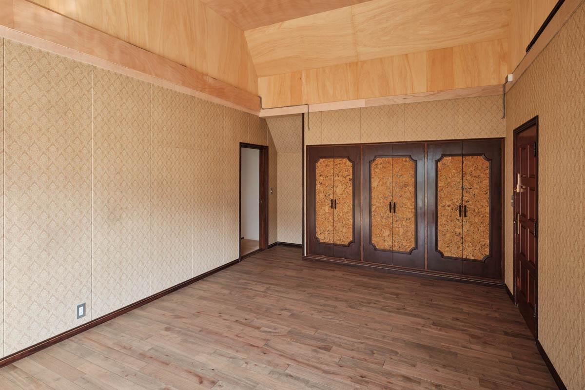 横浜市中区池袋の賃貸物件/反対のアングル。コルクがあしらわれた、細かい造作の収納扉が印象的