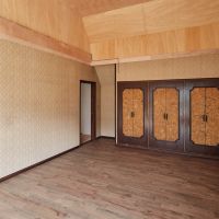 横浜市中区池袋の賃貸物件/反対のアングル。コルクがあしらわれた、細かい造作の収納扉が印象的
