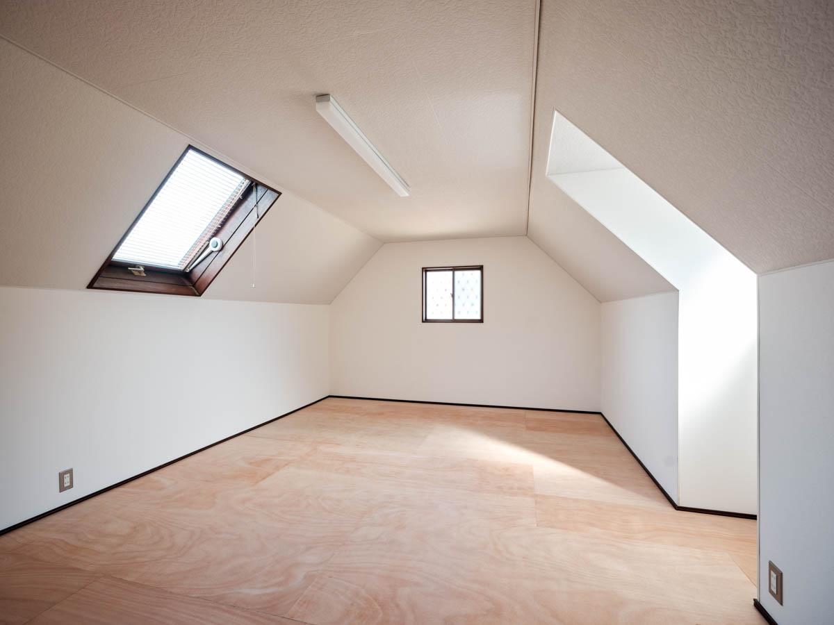 横浜市中区池袋の賃貸物件/車庫上の屋根裏部屋のようなスペース。こちらはエアコンなし。天井高は高い箇所で約2.1mあるので、使い勝手はよい