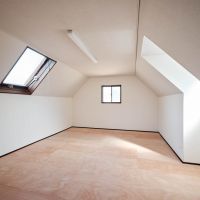横浜市中区池袋の賃貸物件/車庫上の屋根裏部屋のようなスペース。こちらはエアコンなし。天井高は高い箇所で約2.1mあるので、使い勝手はよい