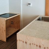 横浜市中区池袋の賃貸物件/天板はタイルの仕様。コンロはIHタイプ