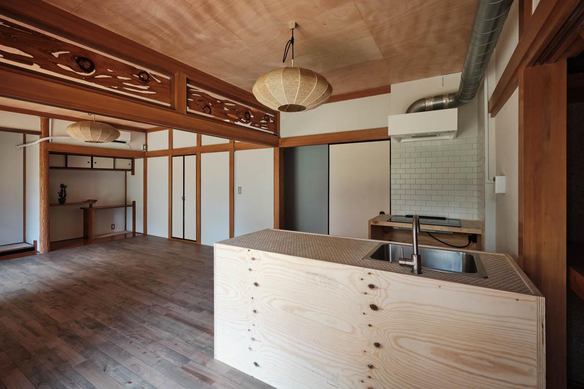 横浜市中区池袋の賃貸物件/キッチンは合板で造作されたデザイン