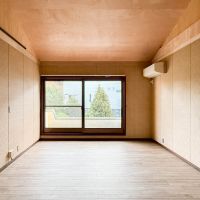 横浜市中区池袋の賃貸物件/階段上がった先にレトロな洋室。窓先にはバルコニー