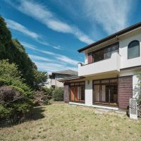 横浜市中区池袋の賃貸物件/芝生と緑に囲まれたお庭も素敵。お庭のメンテナンス費用は借主負担、もしテーブルなど置く場合には、オーナー許可が必要です