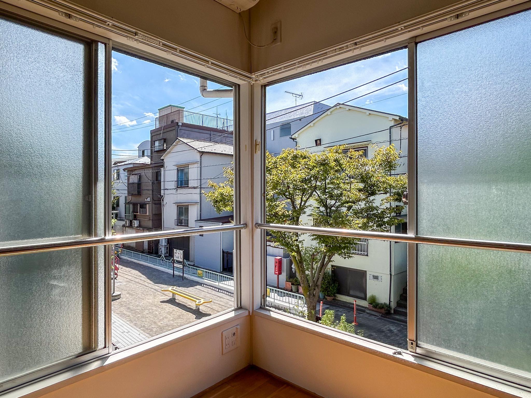品川区旗の台の賃貸物件/窓から公園の緑がちらりと見えます