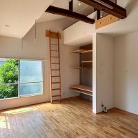 品川区旗の台の賃貸物件/武骨な梁がのぞく、雰囲気のいい空間。ベランダがないため、洗濯物を干すなら窓際で
