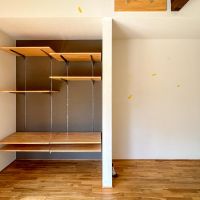 品川区旗の台の賃貸物件/西側をみる。可動棚が備え付けられています