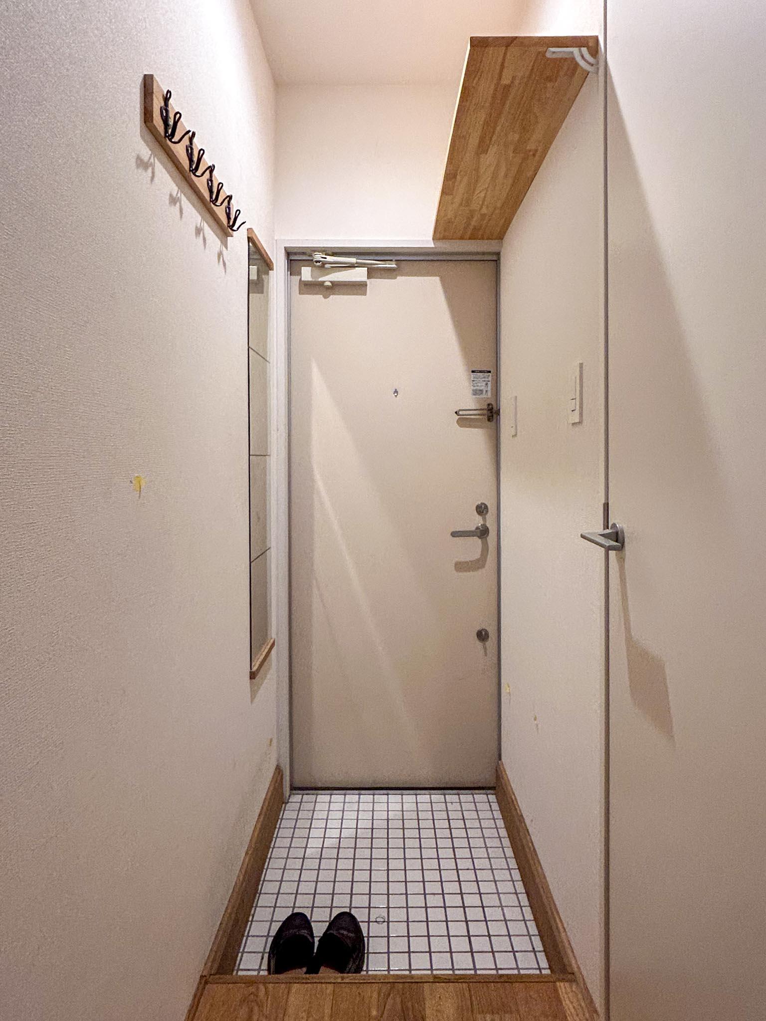 品川区旗の台の賃貸物件/玄関。姿見をはじめ、コート等をかけておけるフック、上部には棚が備え付けられています