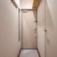 品川区旗の台の賃貸物件/玄関。姿見をはじめ、コート等をかけておけるフック、上部には棚が備え付けられています