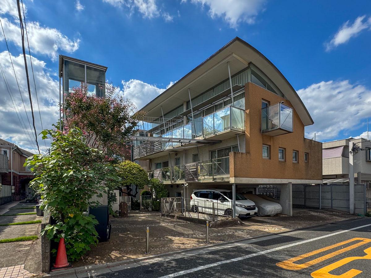 目黒区柿の木坂の賃貸物件/静かな住宅街で異彩を放つ、集合住宅